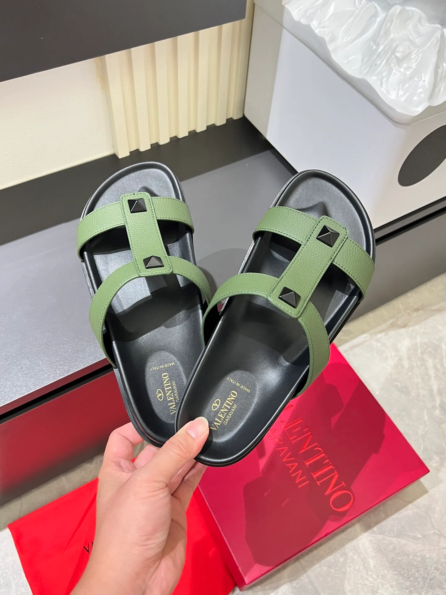 Men's shoes 💰p300 VALENTINO Men's 🧍‍♂️ Spring and summer new style metal logo flat slippers, elegant sandals, the same style worn by celebrities, original molding, imported calfskin. Rubber outsole. Soft and durable, full set of counter packaging size: 39-44 (.45.46 customized)